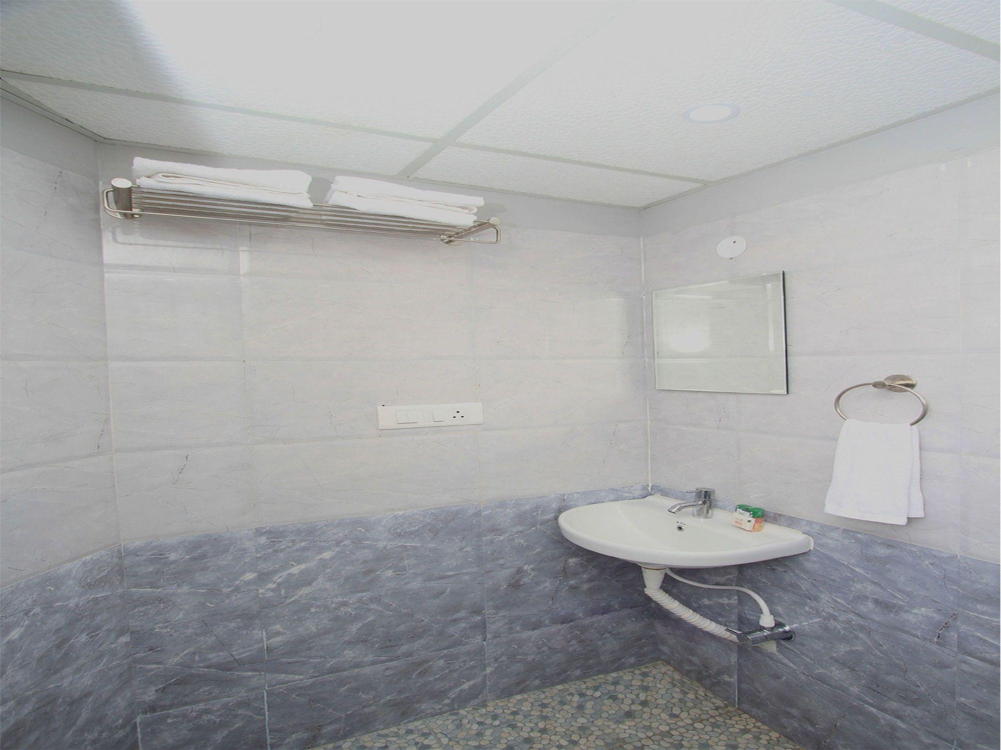 Oyo 4797 Lulu Hospitality Hotel Yelahanka Eksteriør billede